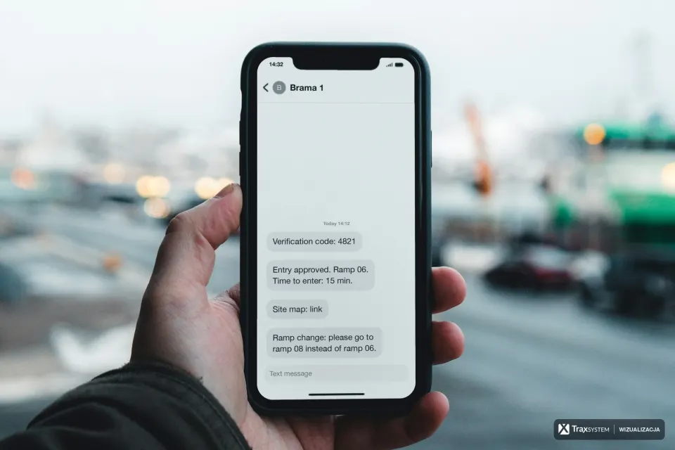 Dłoń trzyma telefon na tle rozmytego nabrzeża ze statkiem i dźwigiem. Na ekran naniesiono SMS-y po angielsku od nadawcy „Brama 1”: kod weryfikacyjny, zgodę na wjazd na rampę 06 z czasem na wjazd, link do mapy zakładu i zmianę na rampę 08.